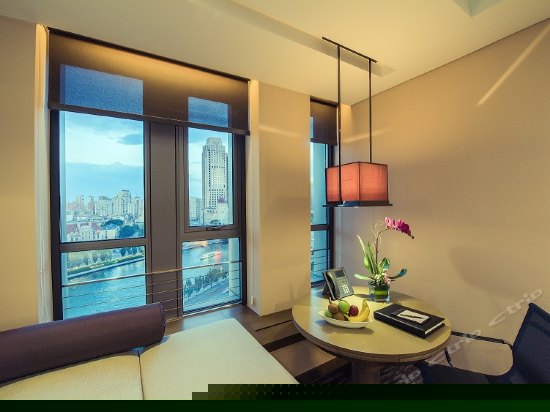 豪华河景大床房