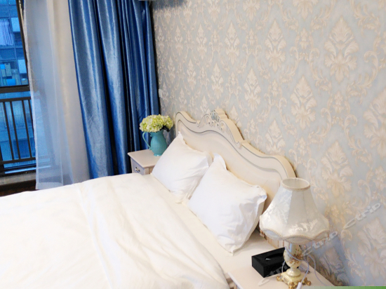 欧式湖景大床房