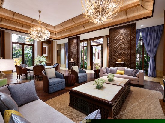 两房泳池别墅套房