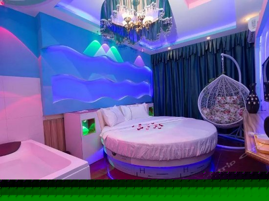 情侣浴缸圆床房