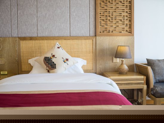 且叮咛270度湖景大床房