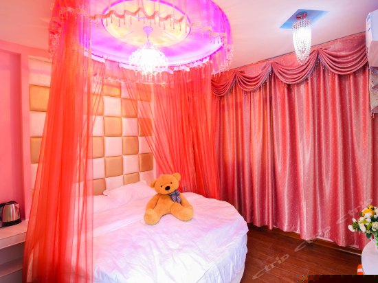 豪华吊篮圆床房