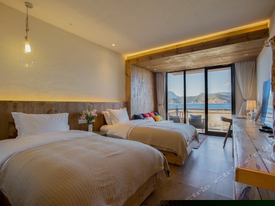 豪华湖景双床房