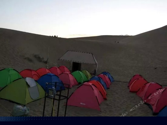 沙漠露营间