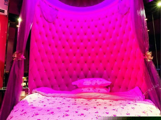 豪华浴缸圆床房