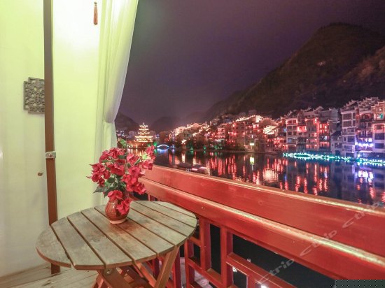 阳台河景大床房B