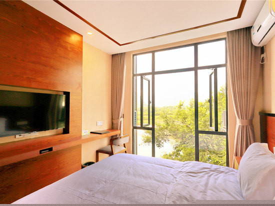 标准河景大床房