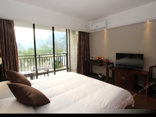 阅山阳台大床房