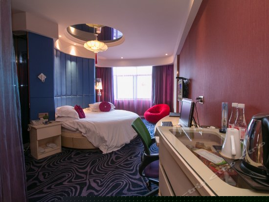 电脑特色圆床房