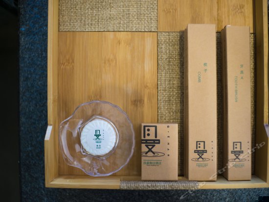 且叮咛湖景家庭房