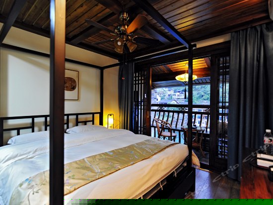 浪漫河景大床房