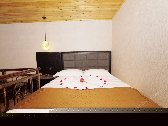 复式情侣婚庆房