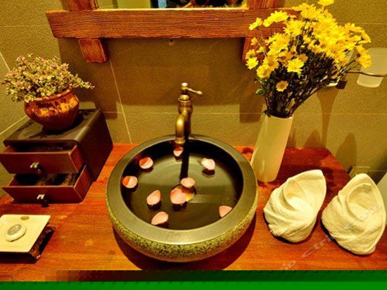 花园浪漫大床房