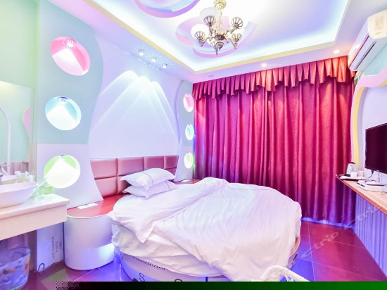 情侣主题圆床房