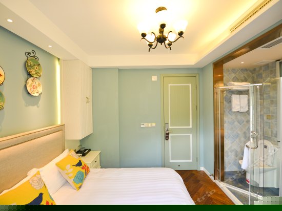 百子莲阳台大床房