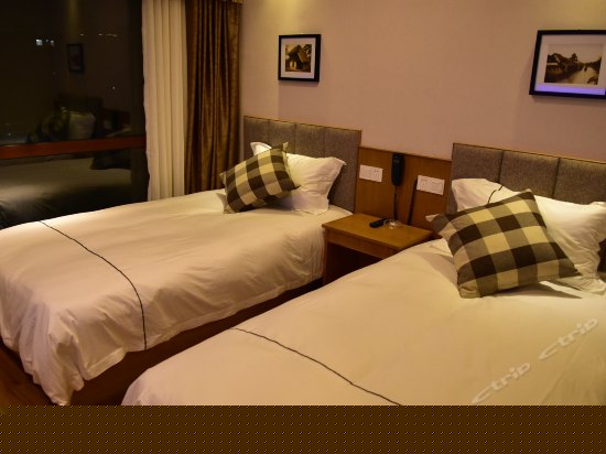 舒适双床间