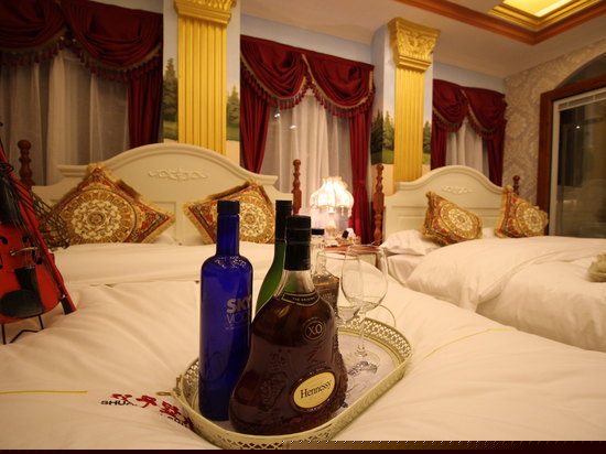 温馨宫廷家庭房