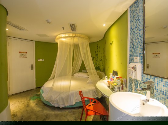 炫彩绿地主题电脑圆床间