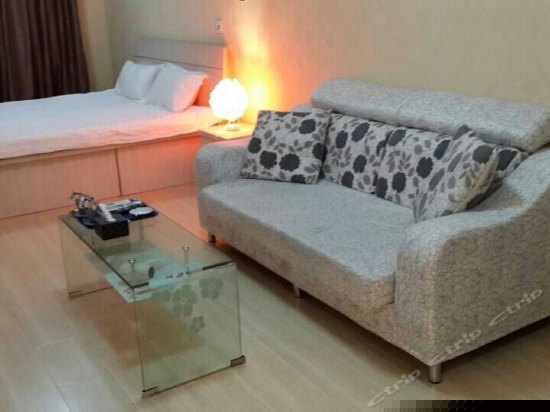 雅致商务大床电脑房