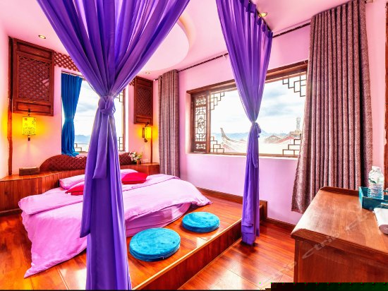 豪华蜜月圆床房