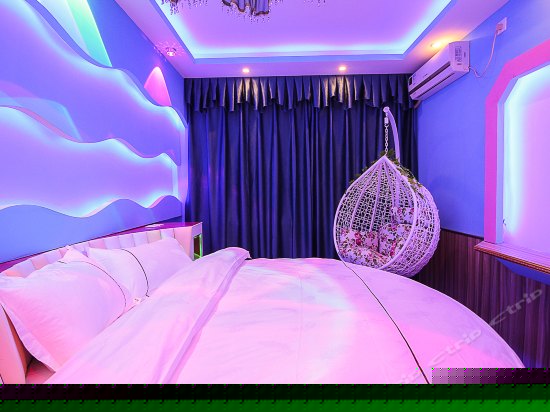 情侣浴缸圆床房