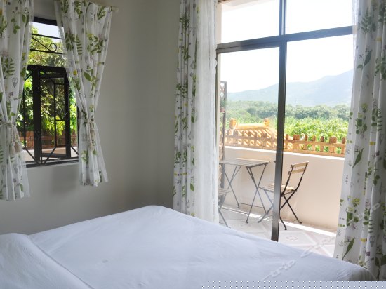 豪华阳台山景大床房