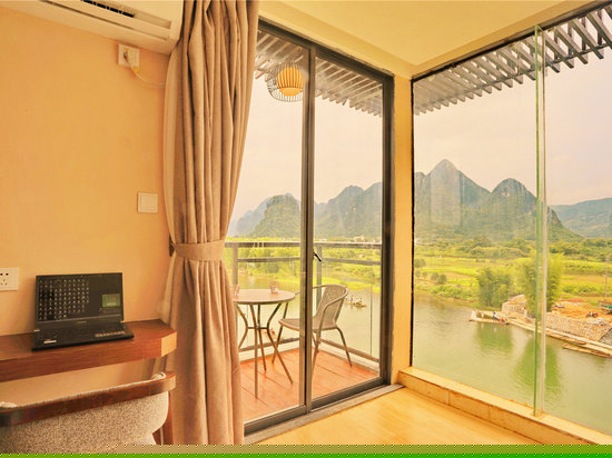 豪华河景大床房