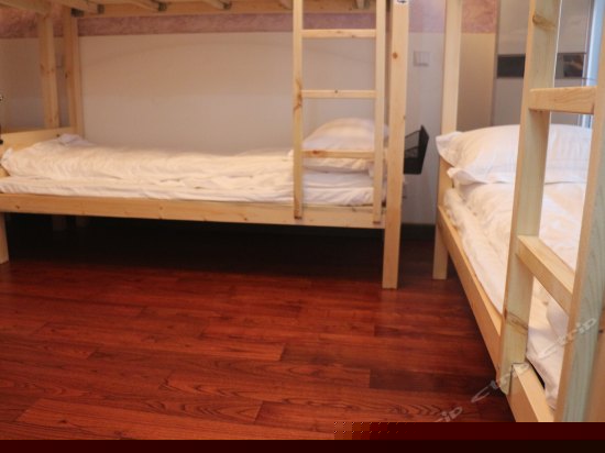 女生八人间床位房