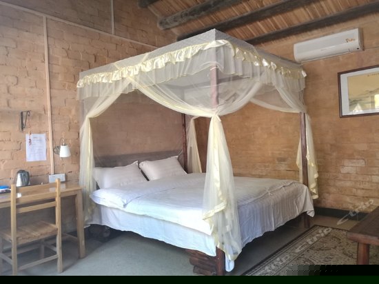 逸龙苑主院大床间