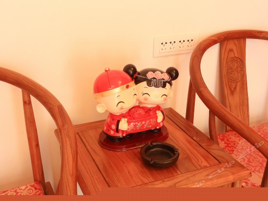 情侣鸳鸯古典床中床房