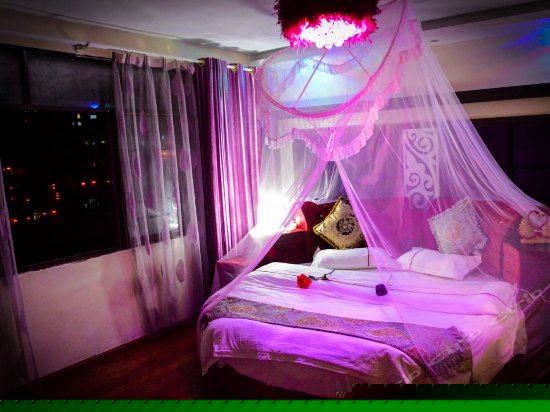 临河观景情侣圆床房