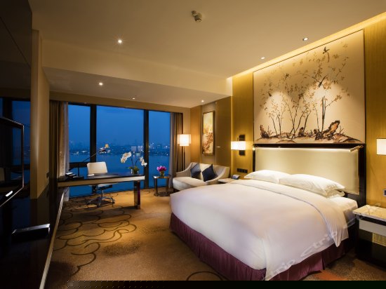 高楼层豪华江景大床房