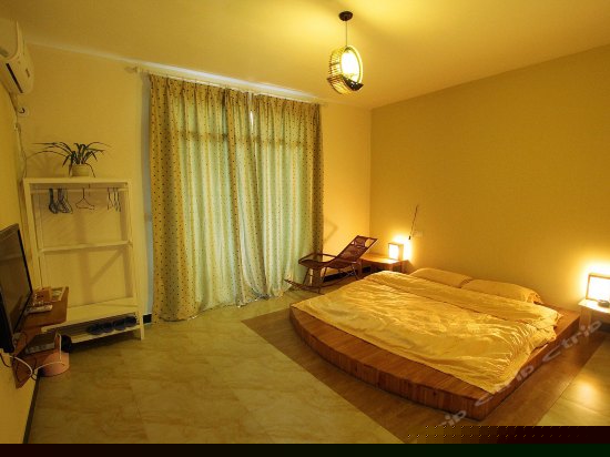 阳台榻榻米圆床房