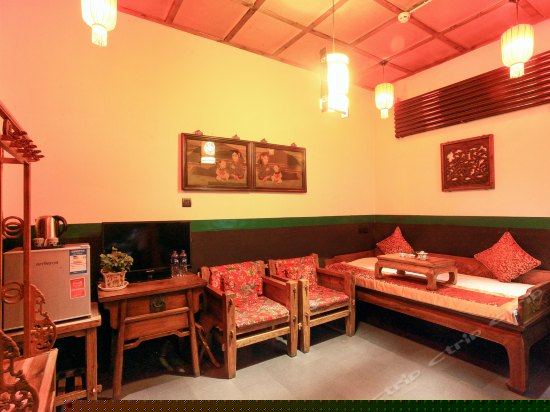 家庭三人大土炕