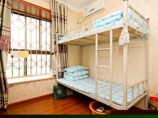 男生四人床位间