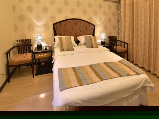 景法店山景阳台大床房