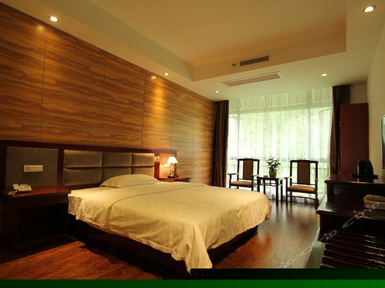 豪华落地窗大床房