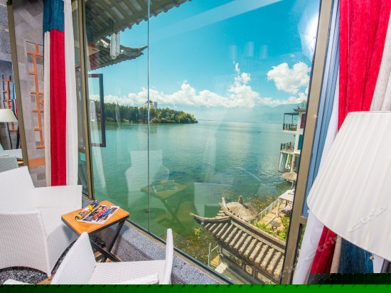 侧面落地窗海景大床房