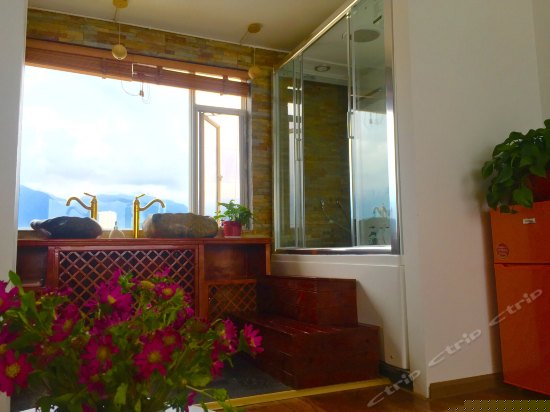 顶楼观山瞰海星空房