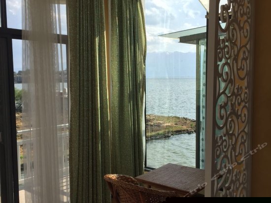 三楼阳台临海海景大床房301