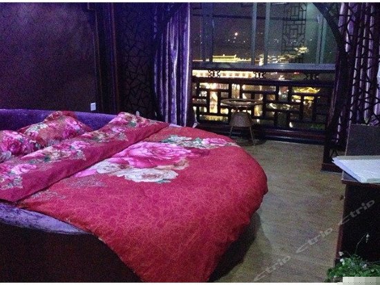 江景蜜月圆床房