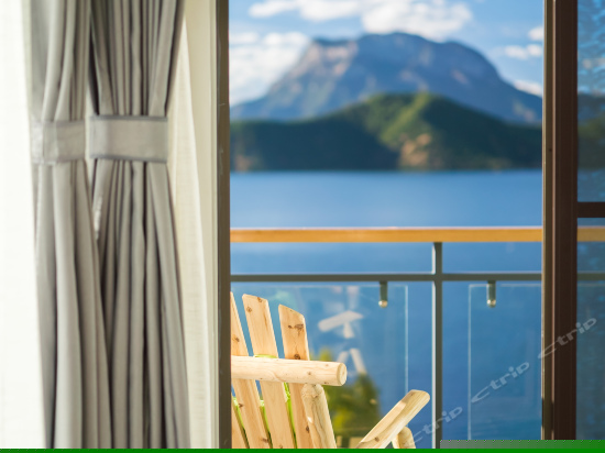 且叮咛270度湖景大床房