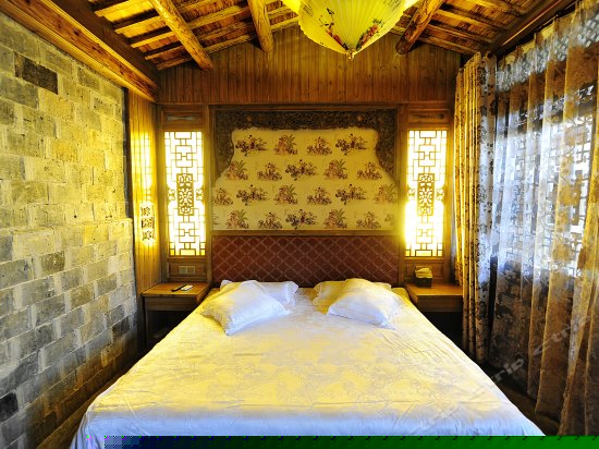 湖边豪华大床房