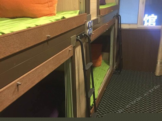 精品太空舱六人房a