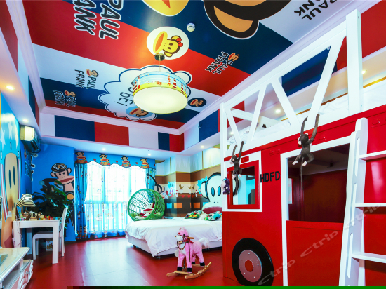 大嘴猴汽车巴士三床房