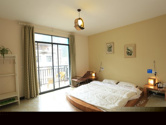 阳台榻榻米圆床房