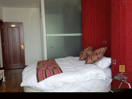 温馨情侣全海景圆床房