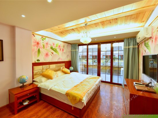 水景温馨大床房