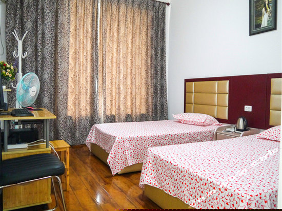 飘窗电脑双人房