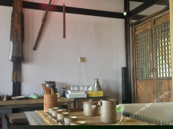 伊人小筑（临湖套间）